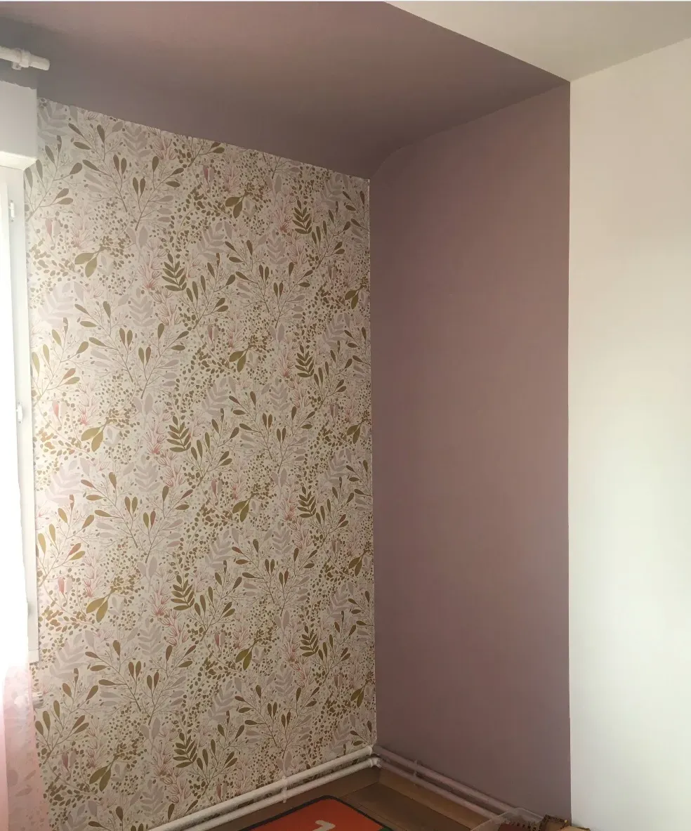 Alcove avec papier peint fleuri