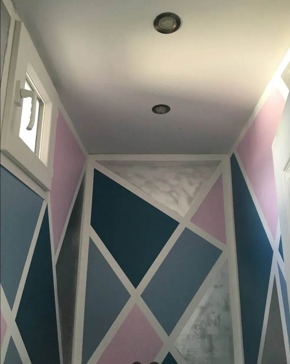 Toilettes avec decor mural geometrique peint