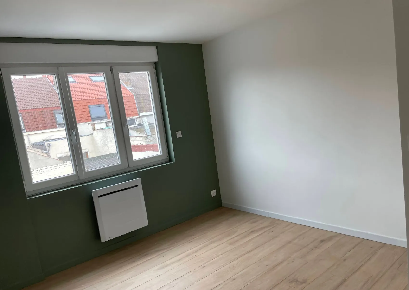 Chambre avec mur vert sapin