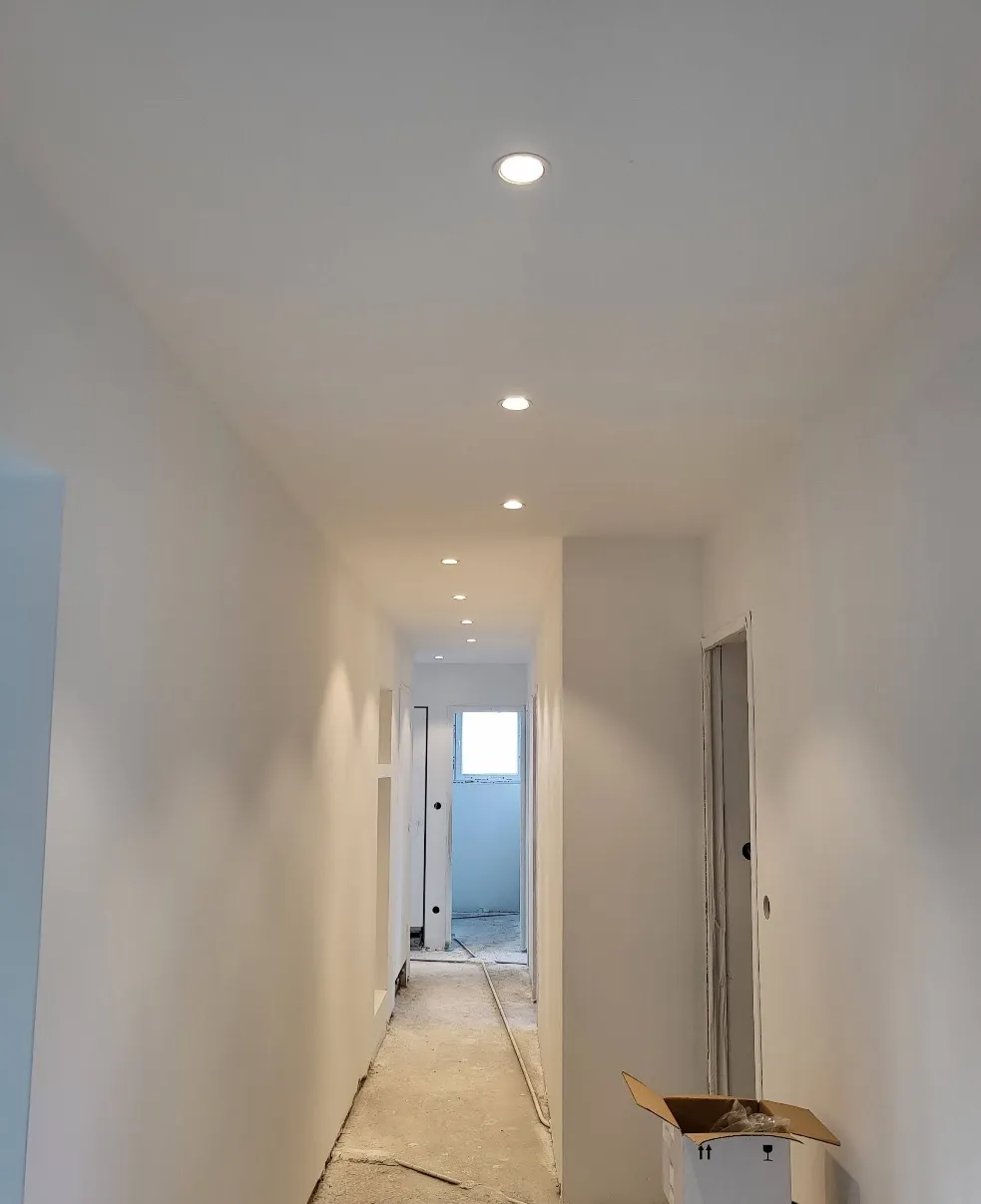 Couloir repeint en blanc avec spots encastres