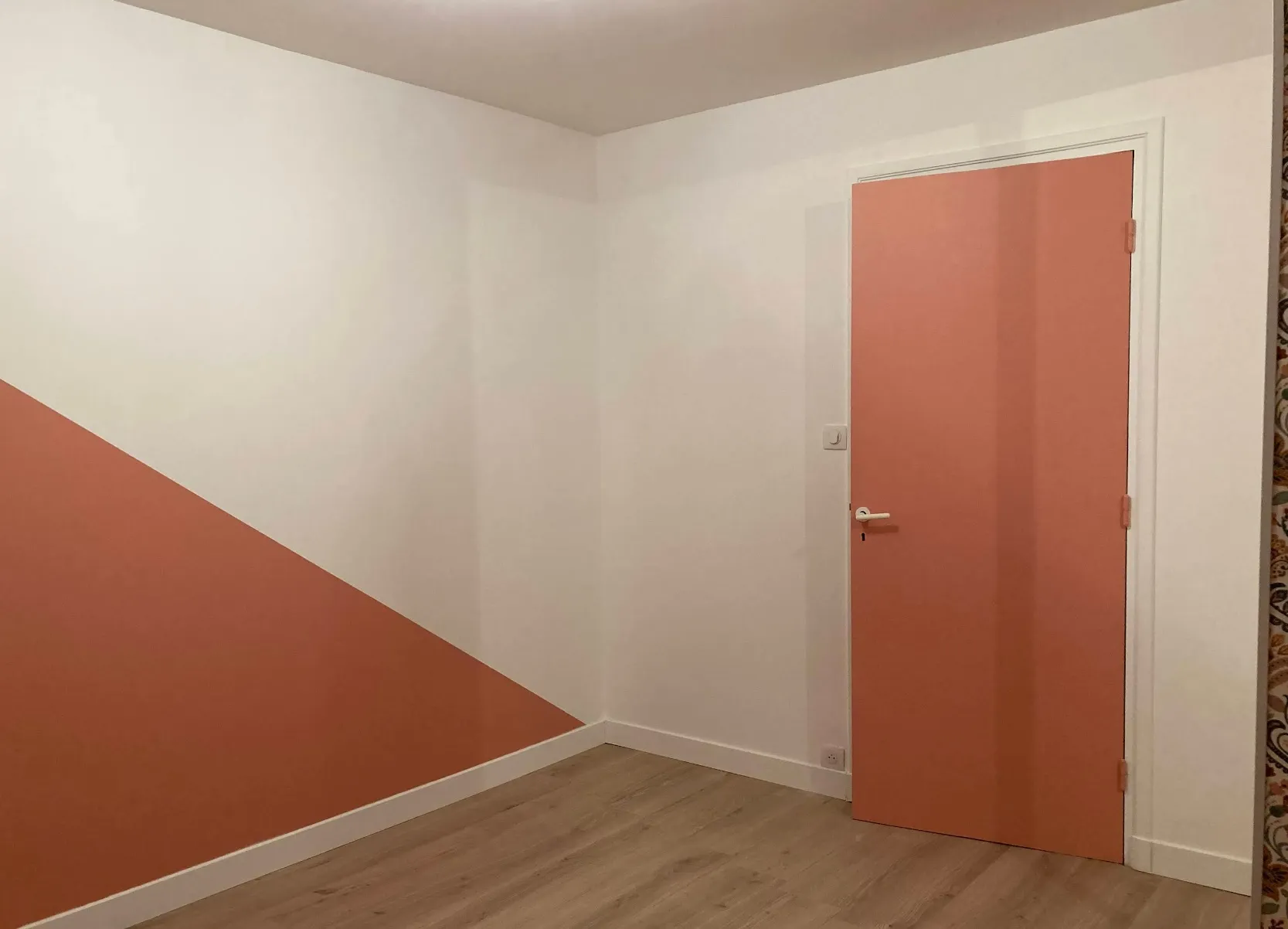 Entree avec pan de mur terracotta