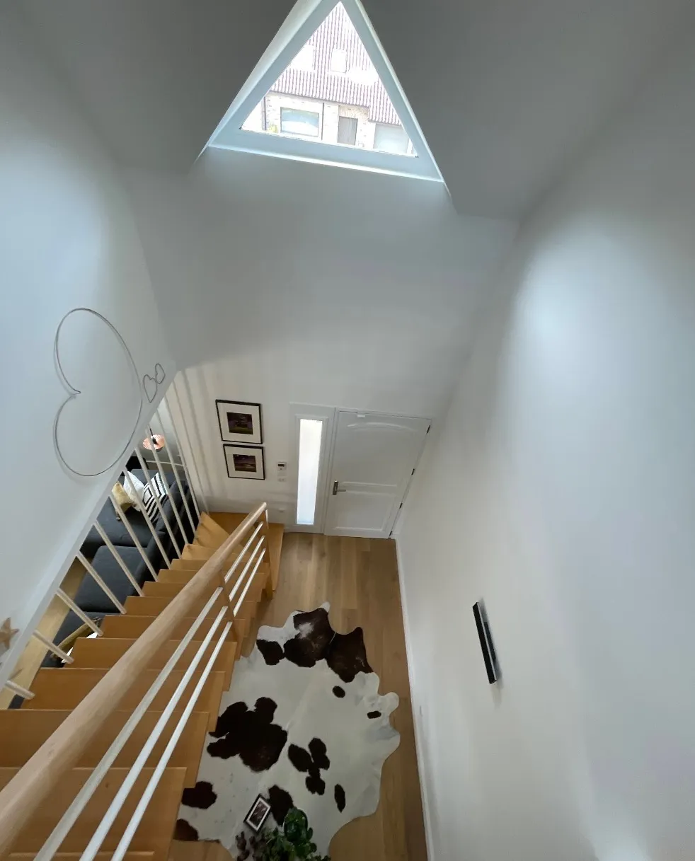 Rambarde d'escalier repeinte en vert sauge