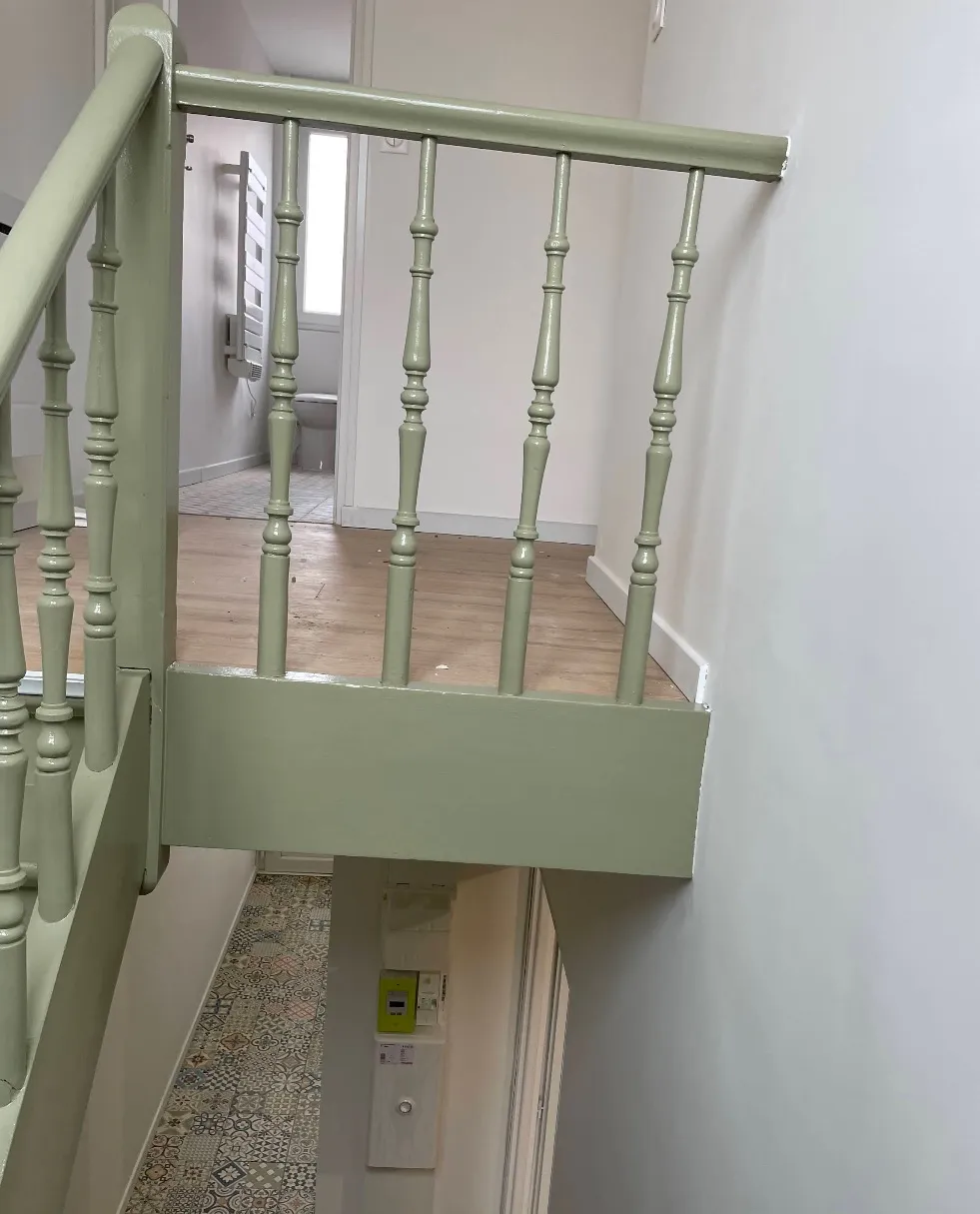 Marches d'escalier peintes en vert sauge