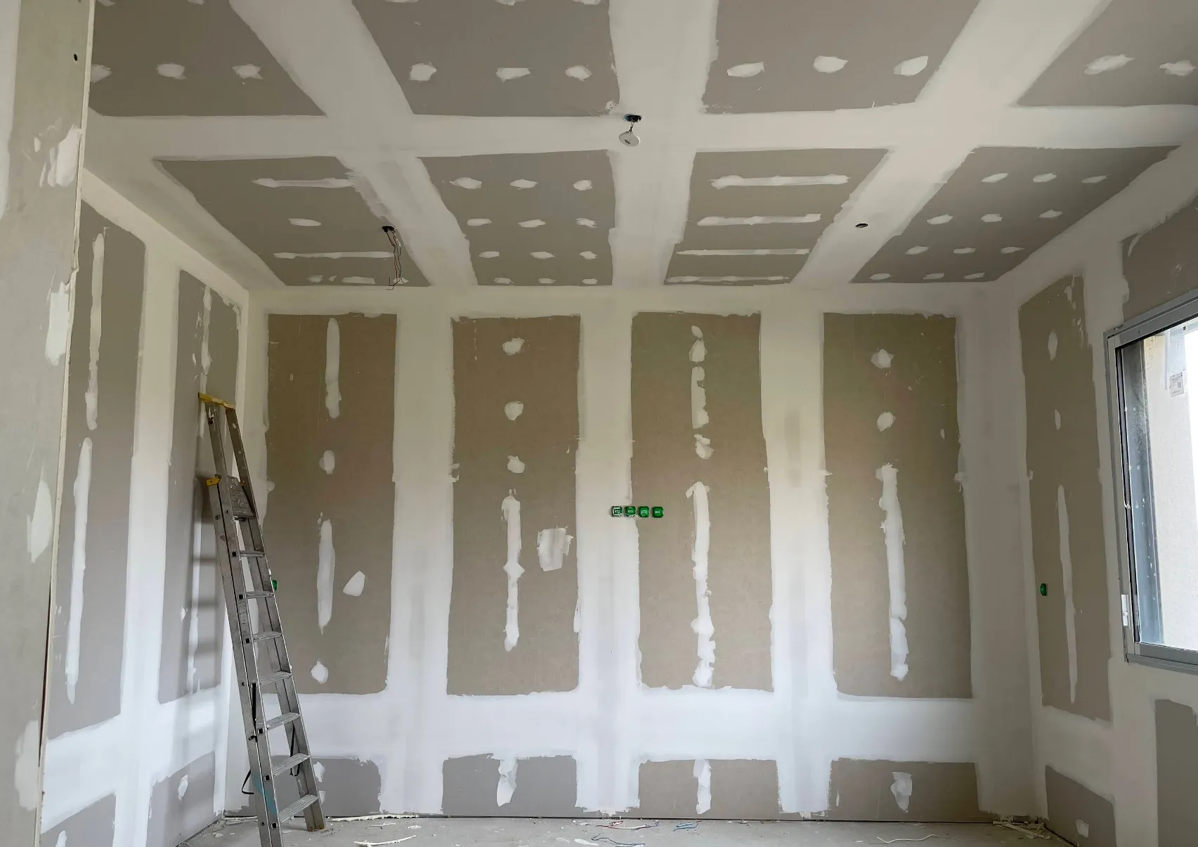 Murs et plafond en placoplatre, joints en cours de finition