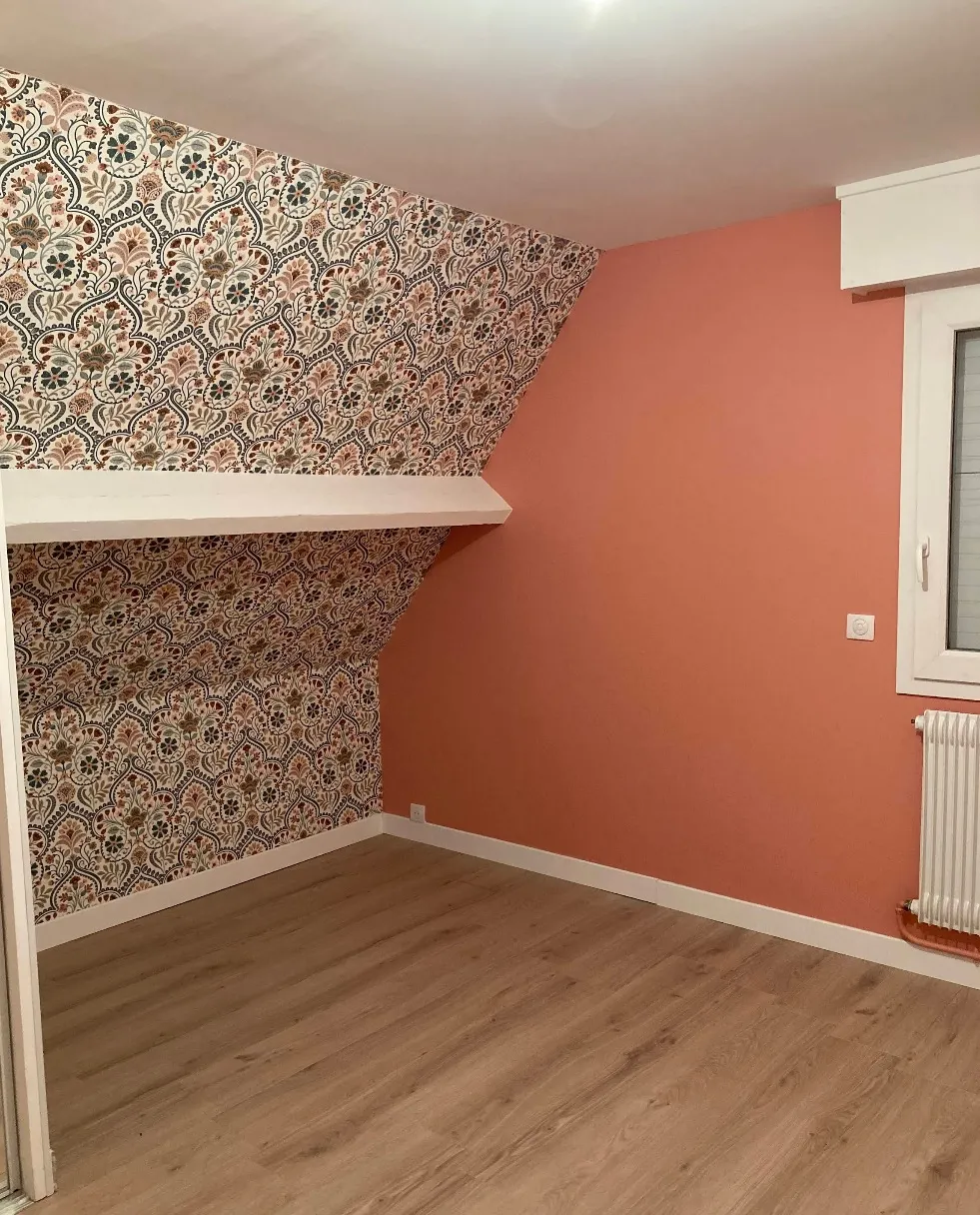 Chambre sous combles avec papier peint et mur terracotta