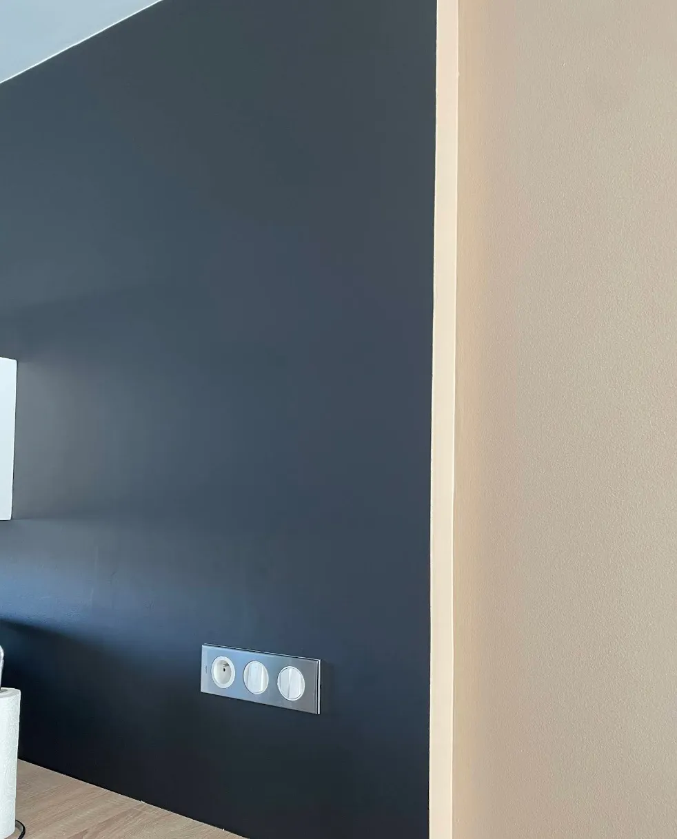 Angle de mur peint en bleu nuit et beige