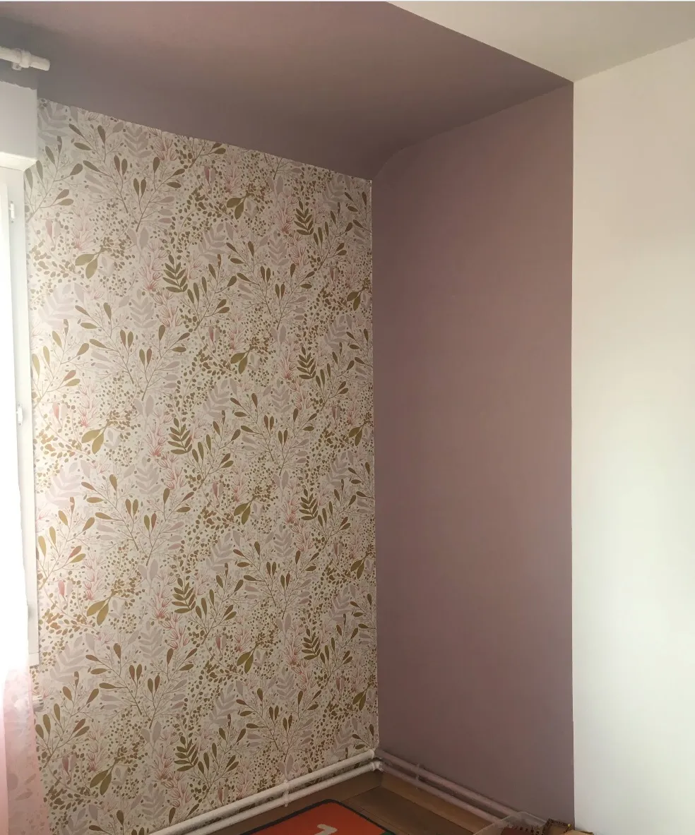 Alcove avec papier peint fleuri