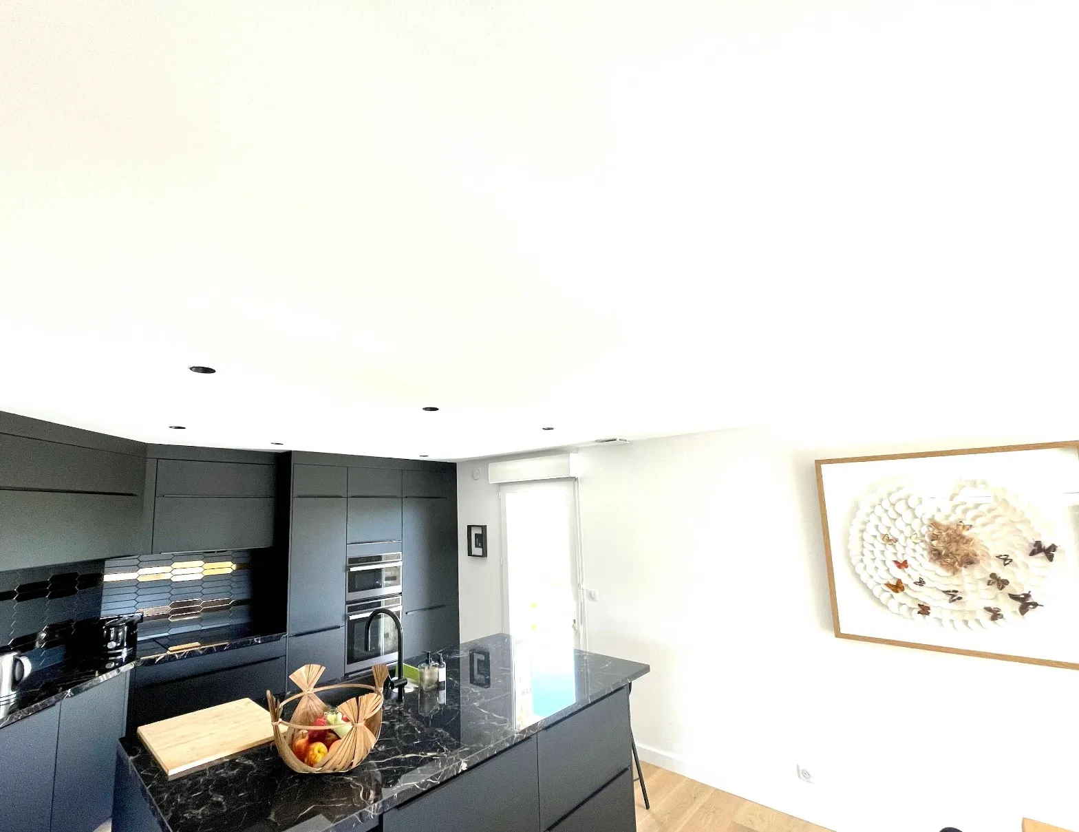 Plafond et murs repeints en blanc