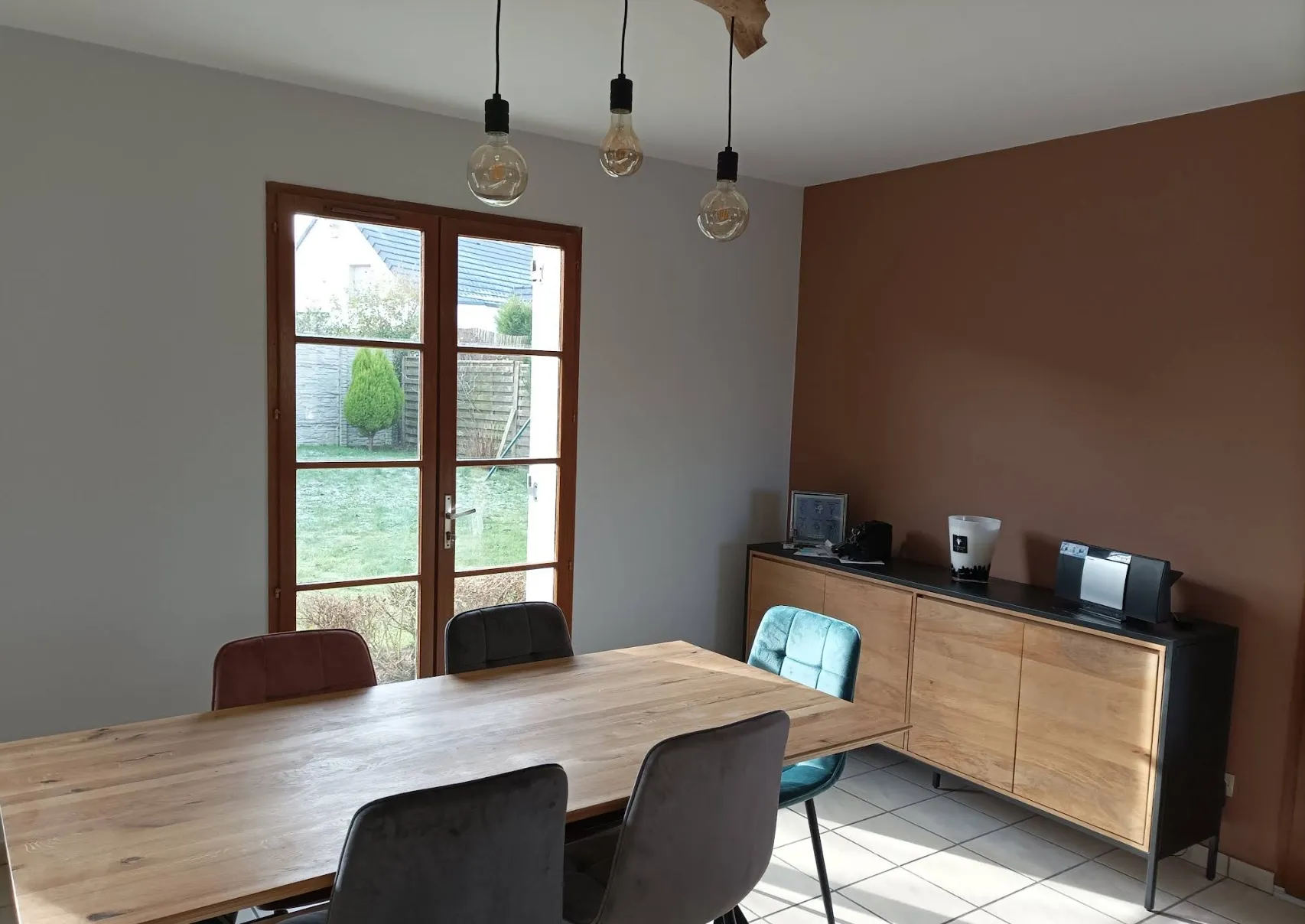 Salle a manger avec pan de mur terracotta
