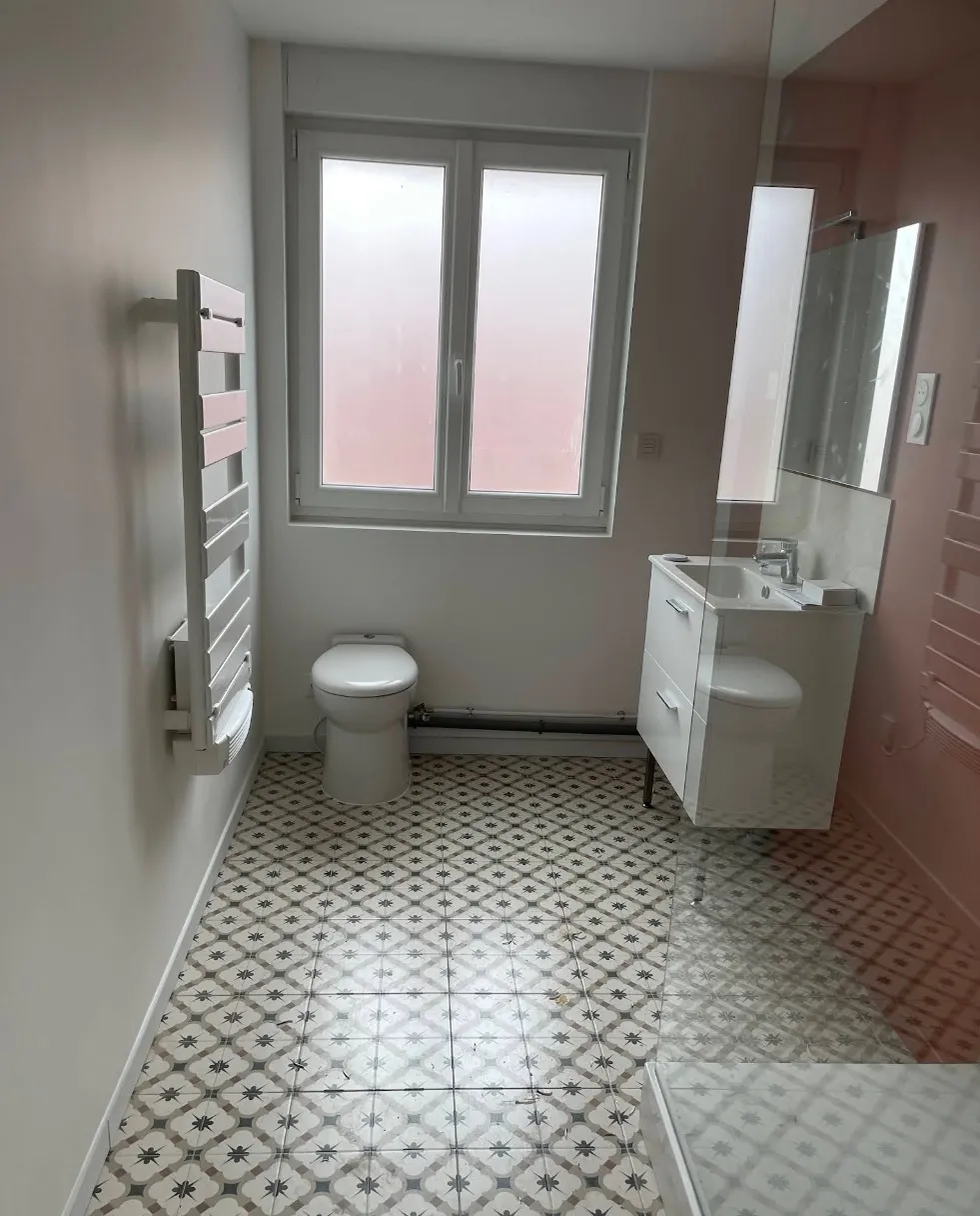 Salle de bain avec murs blancs et carrelage au sol