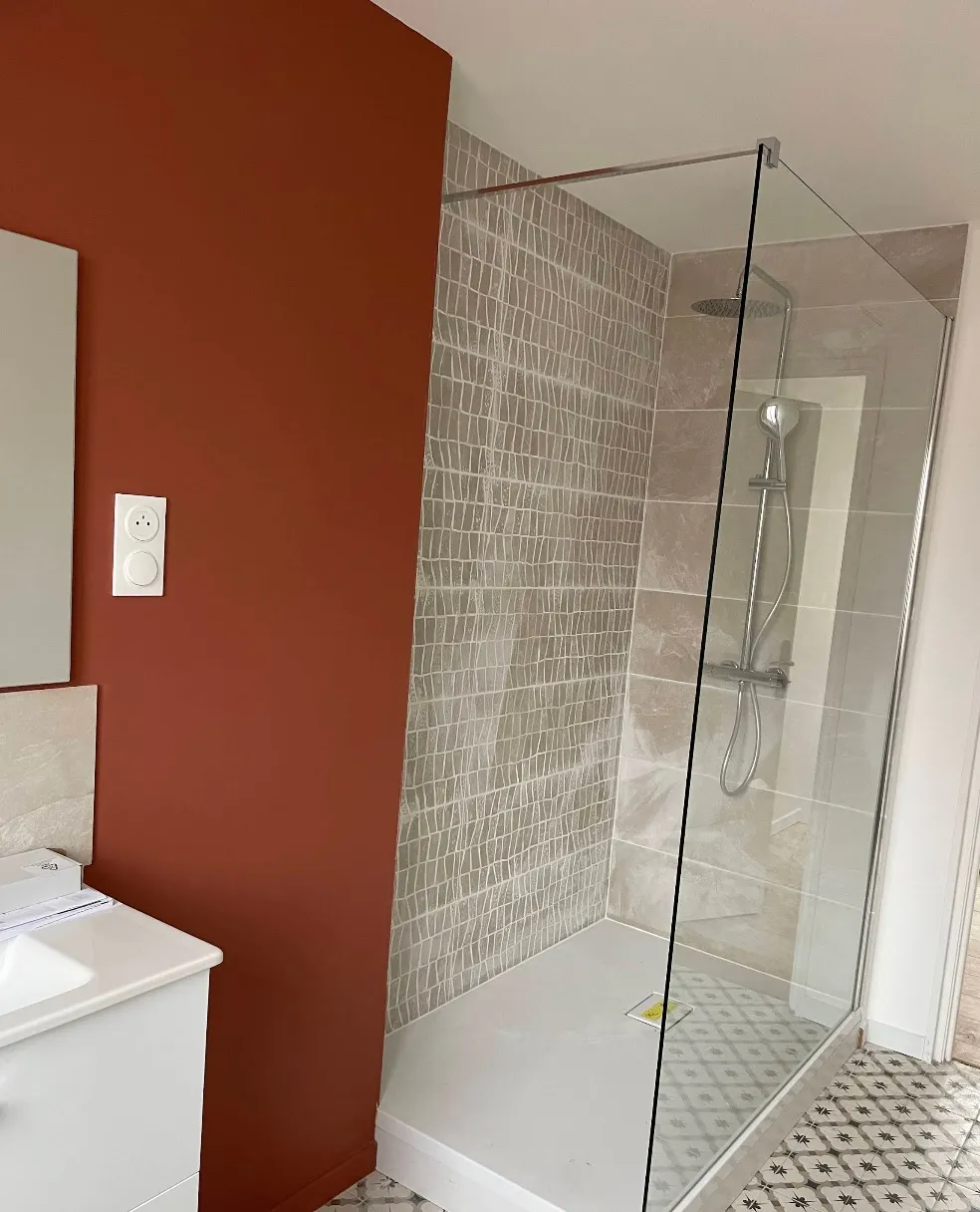 Salle de bain avec mur terracotta et douche