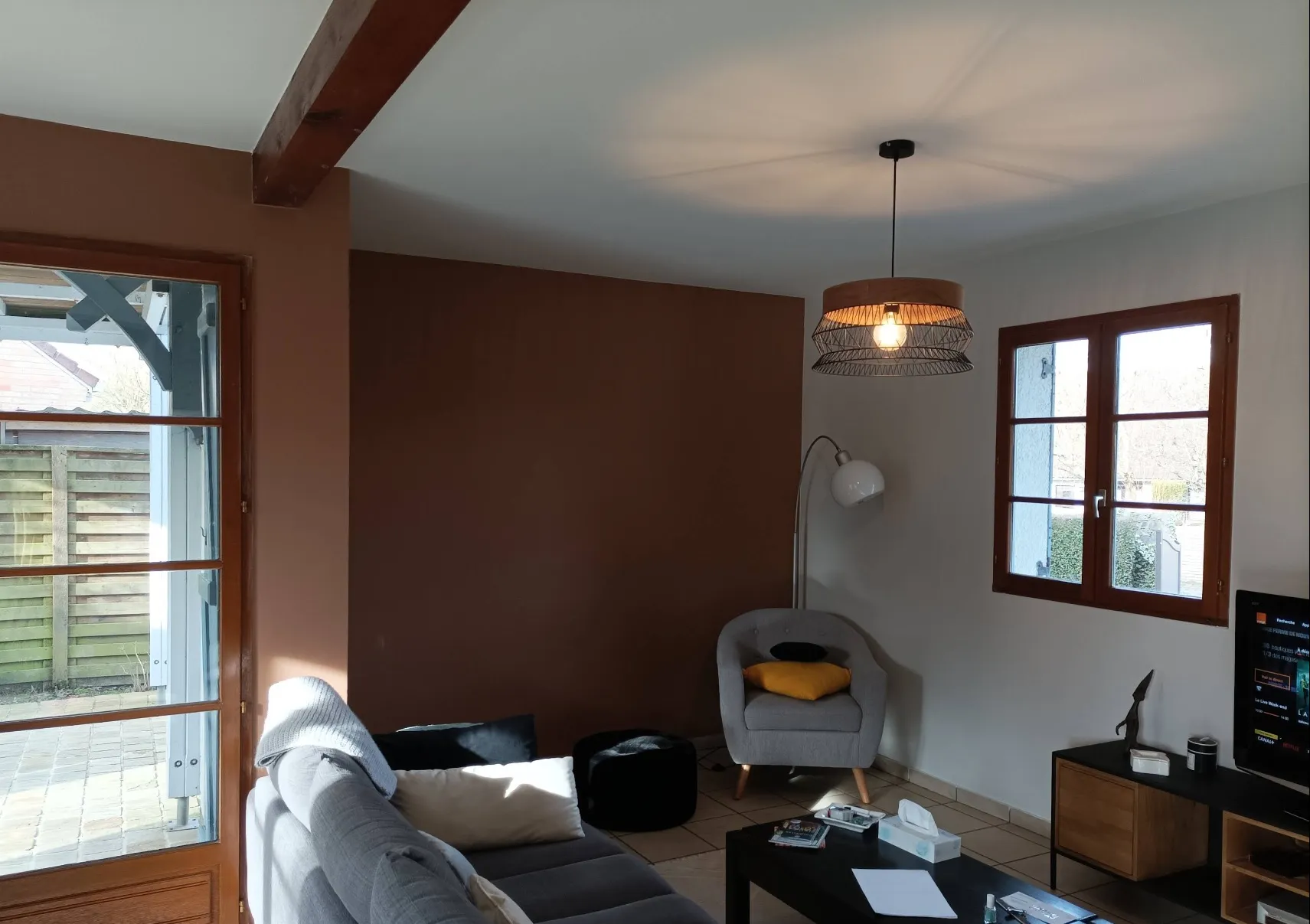 Salon avec pan de mur terracotta