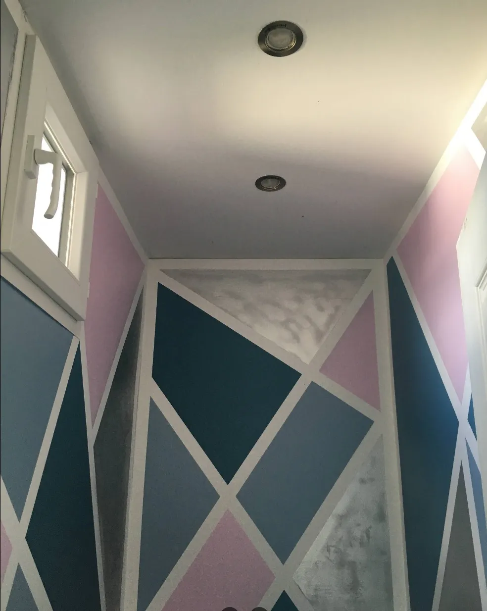 Toilettes avec decor mural geometrique peint